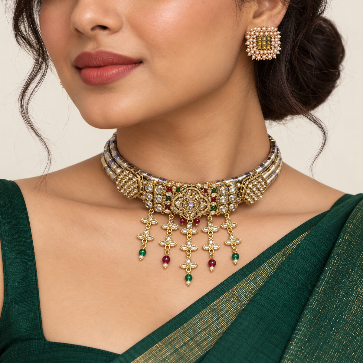 Gulbel hasli necklace and matching earrings — model view